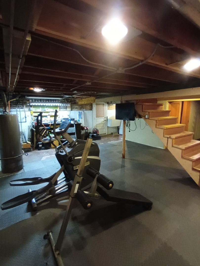 8742 East Prairie Road Skokie, IL 60076 - Photo 21 of 29 a view of a room with gym equipment