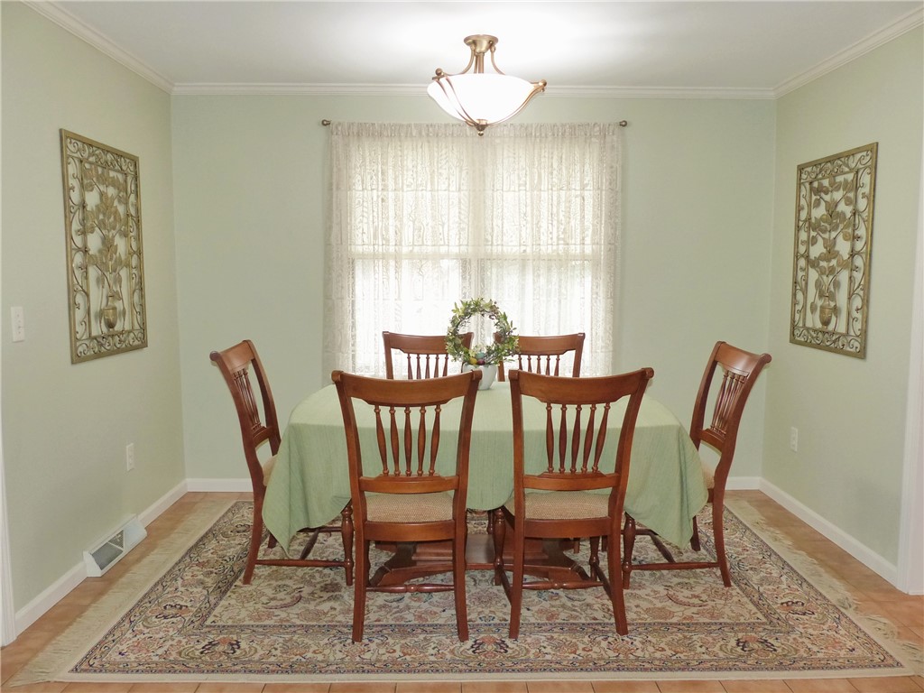2 Shingle Mill Road Irondequoit, NY 14609 - Photo 11 of 36 Large eat-in/dining area
