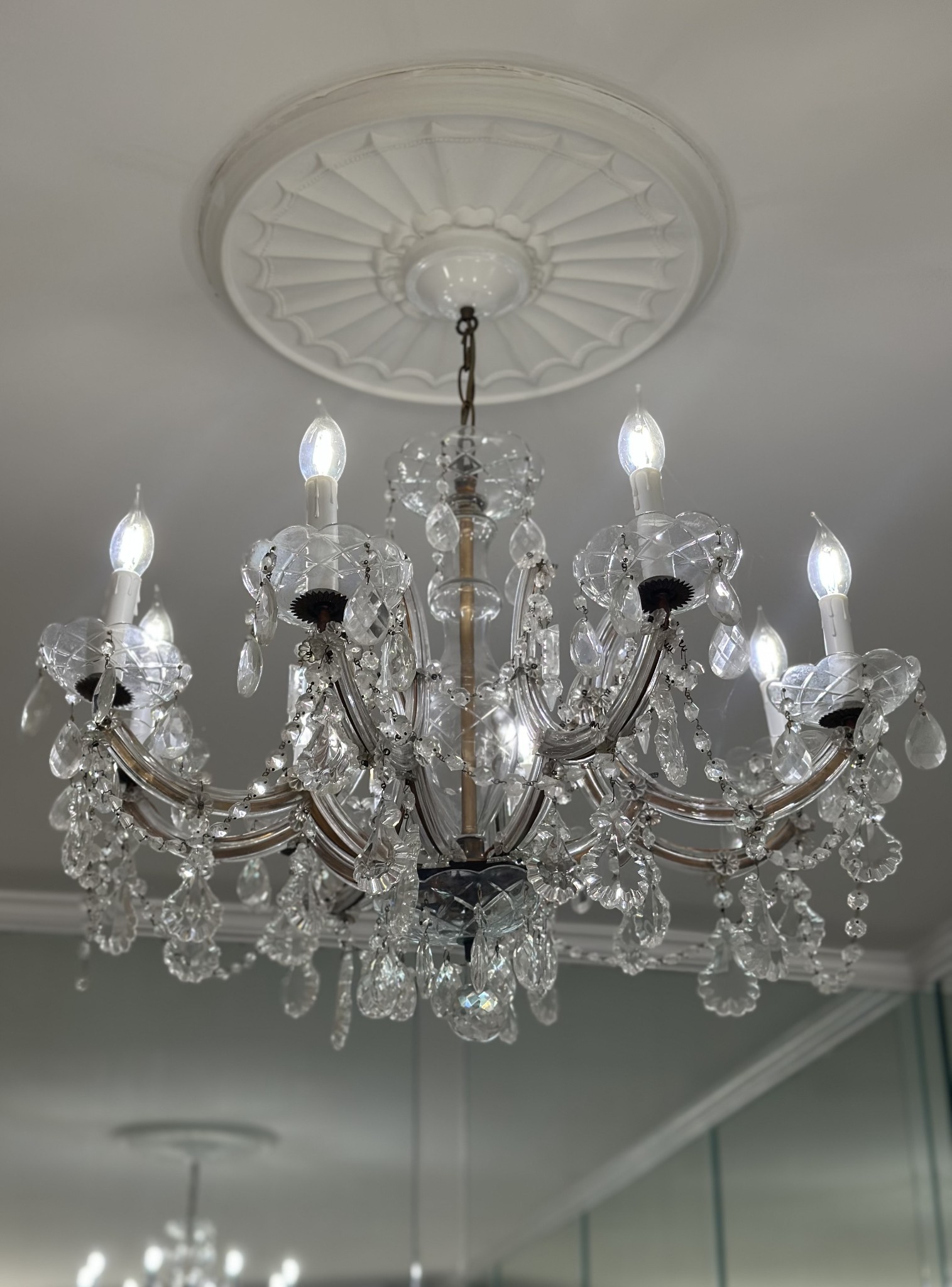 4215 Harding Pike, Unit 903 Nashville, TN 37205 - Photo 11 of 68 a vase of flowers sitting on a table