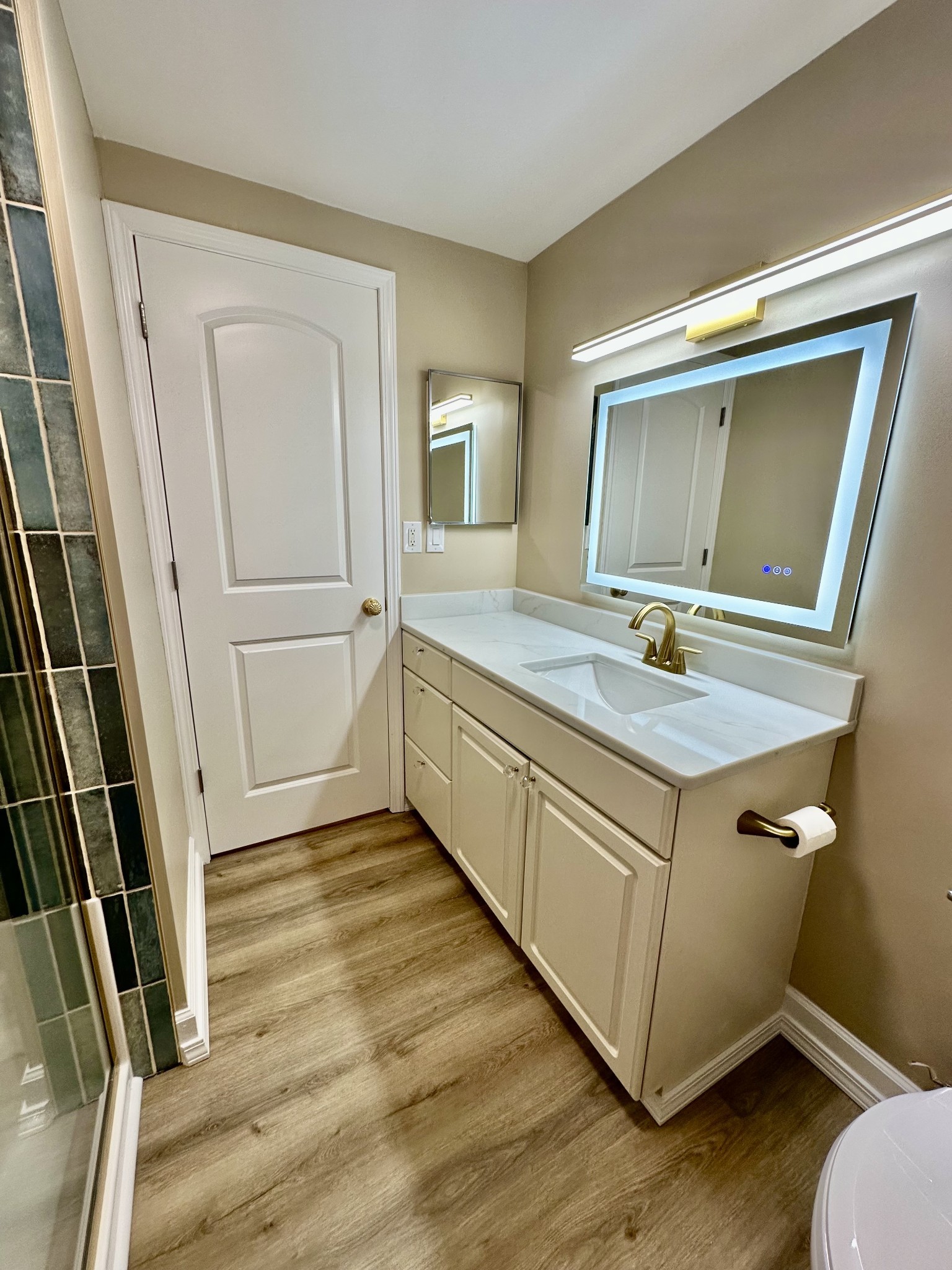 4215 Harding Pike, Unit 903 Nashville, TN 37205 - Photo 34 of 68 a room with a sink and a large mirror