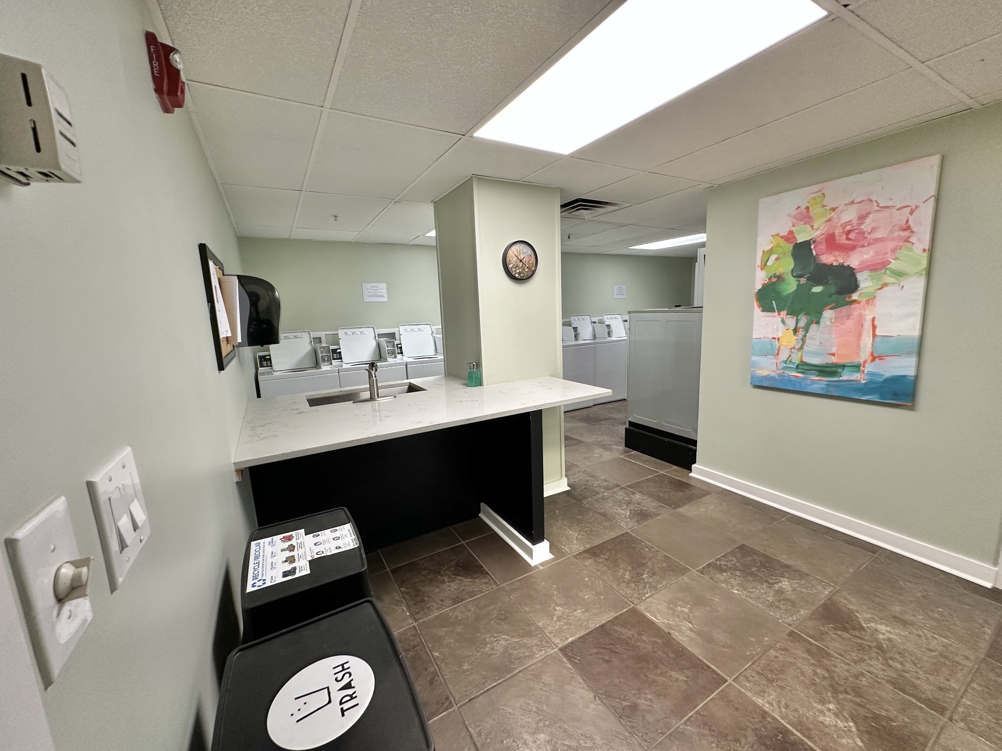 4215 Harding Pike, Unit 903 Nashville, TN 37205 - Photo 55 of 68 a living room with furniture and a mirror