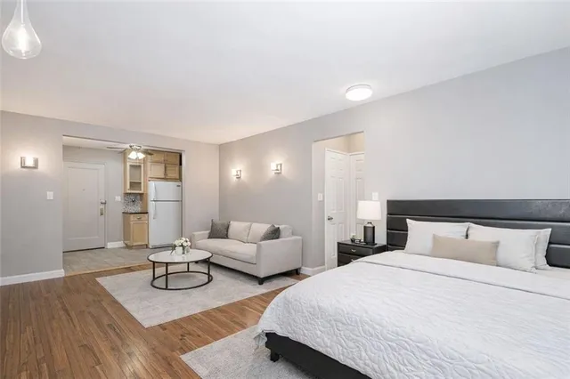 $195,000 | 150 West End Avenue, Unit 1P | Manhattan Beach