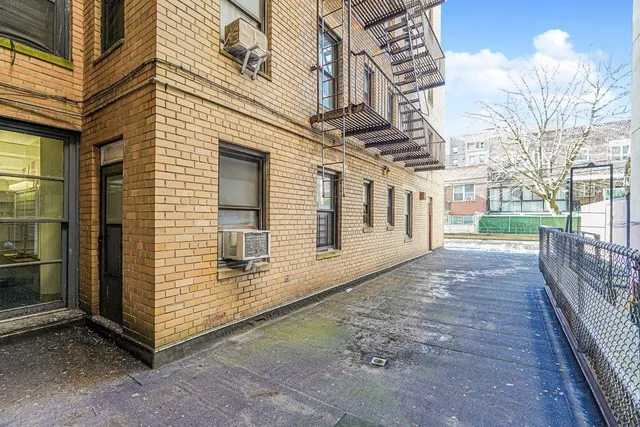 $195,000 | 150 West End Avenue, Unit 1P | Manhattan Beach