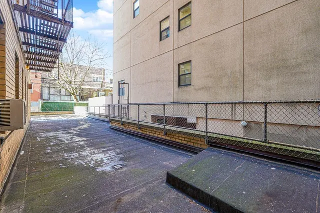 $195,000 | 150 West End Avenue, Unit 1P | Manhattan Beach