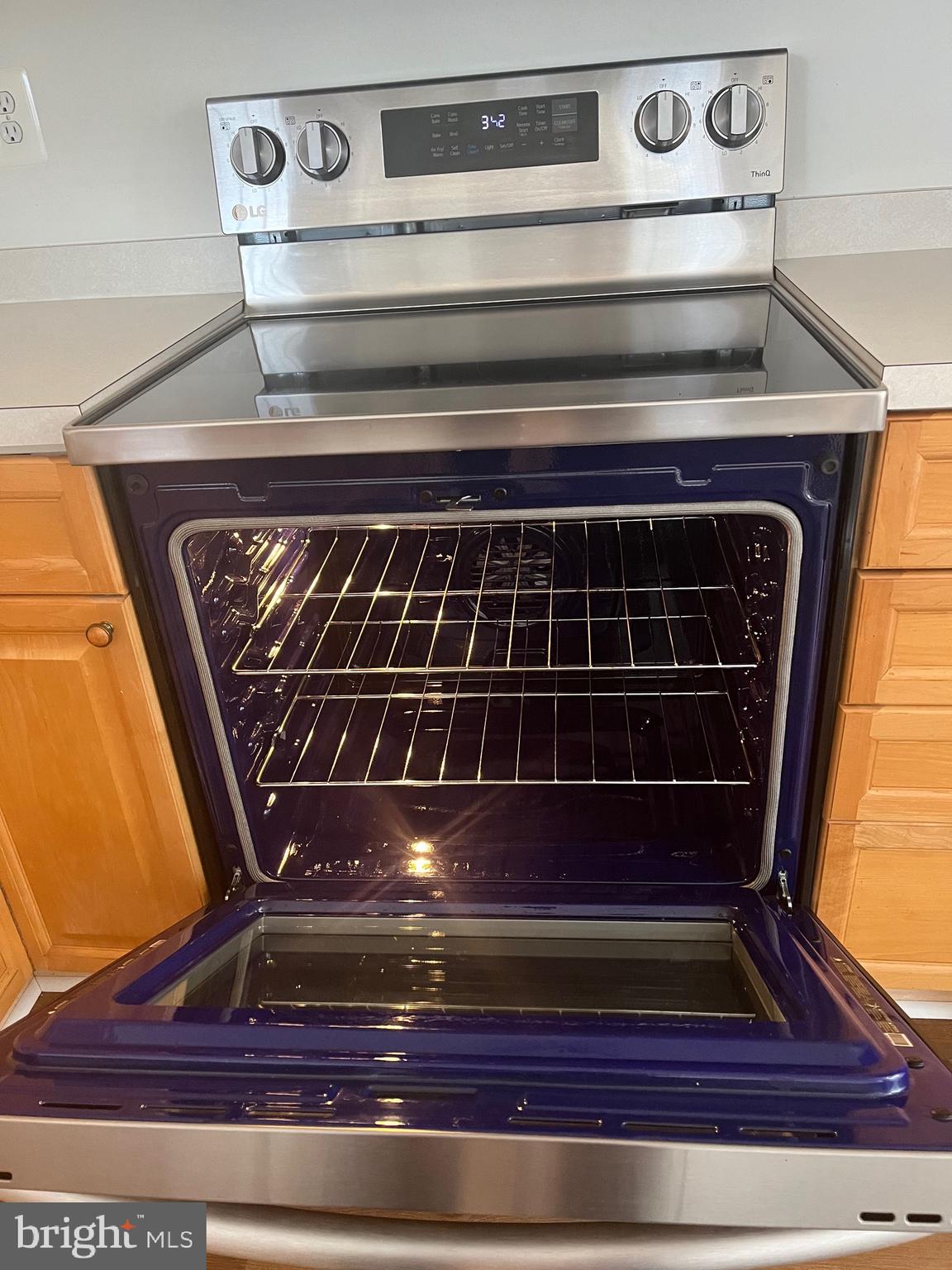 2504 Shelley Circle, Unit 1D Frederick, MD 21702 - Photo 29 of 37 Upgraded stove