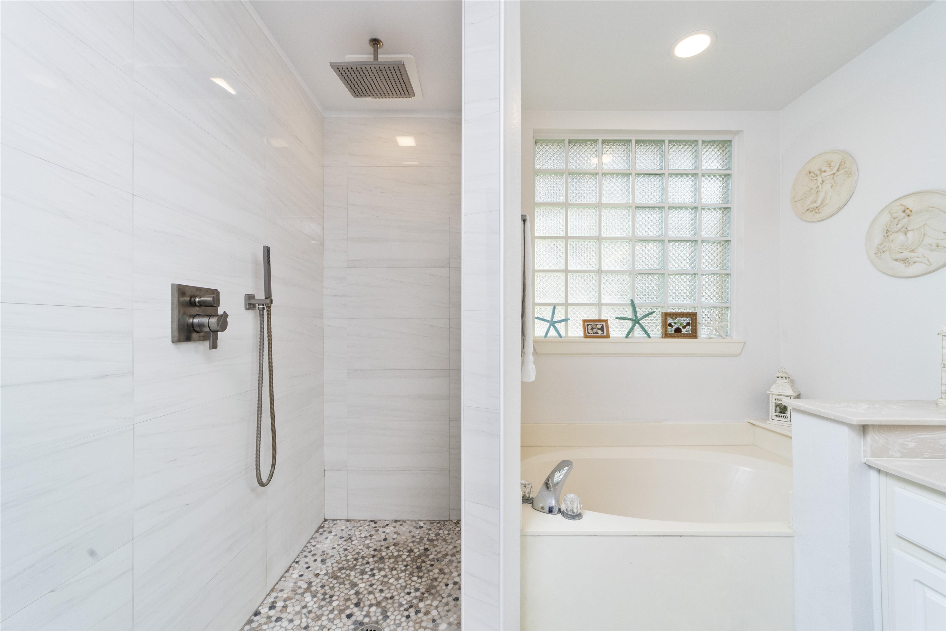 208 Augusta Circle St. Augustine, FL 32086 - Photo 23 of 34 a bathroom with a bathtub and a shower