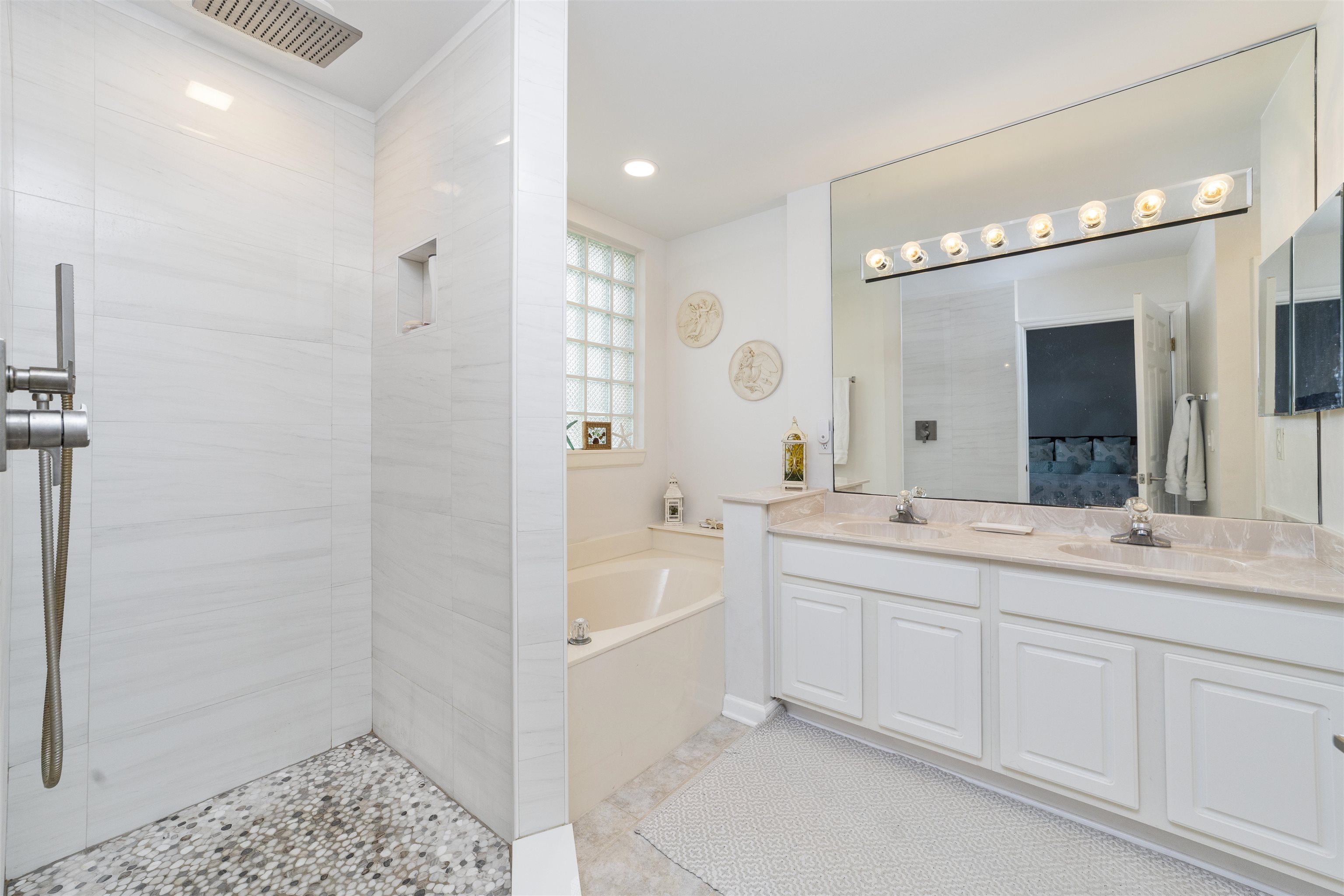 208 Augusta Circle St. Augustine, FL 32086 - Photo 24 of 34 a spacious bathroom with a double vanity sink mirror and bathtub