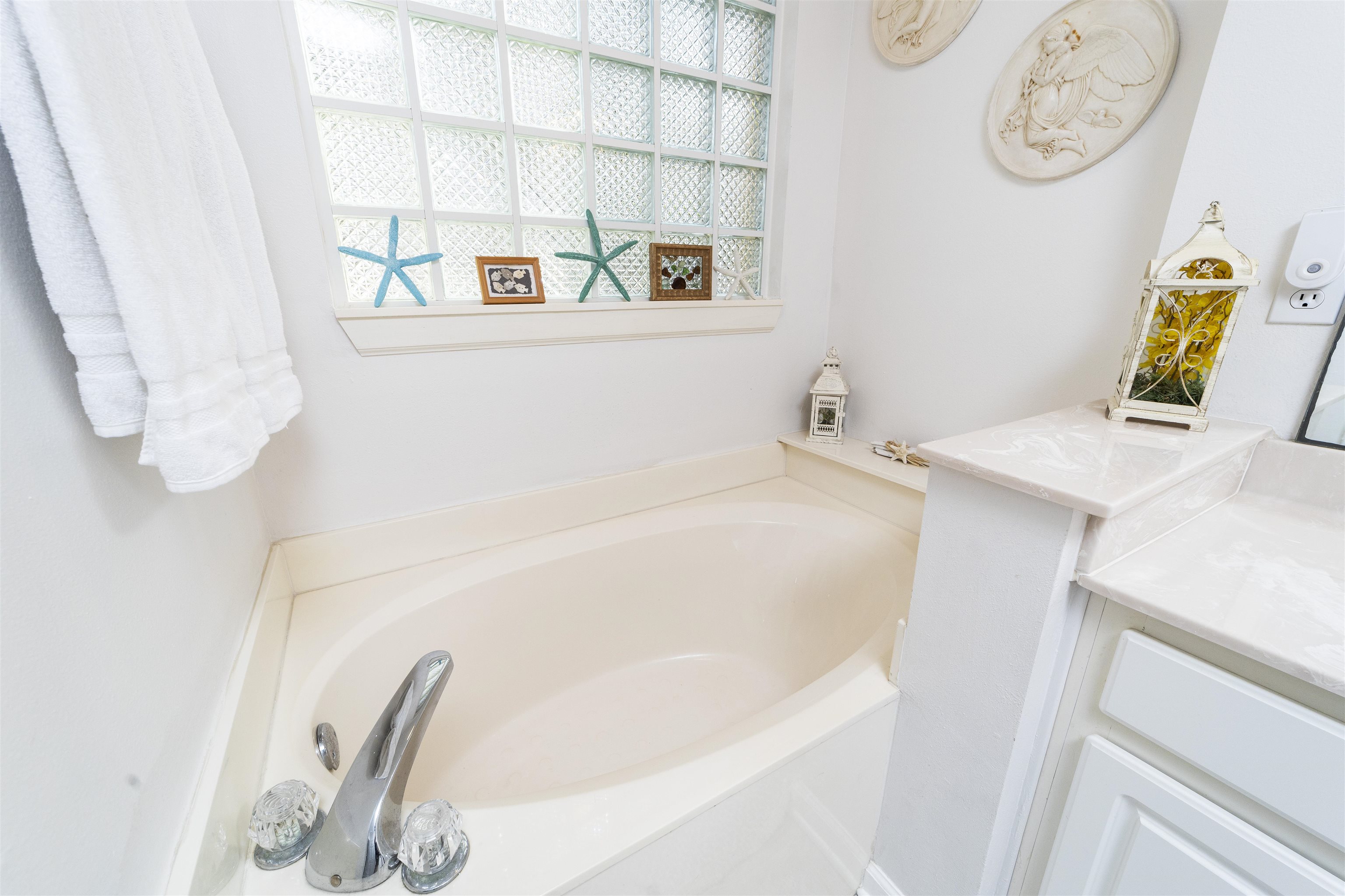 208 Augusta Circle St. Augustine, FL 32086 - Photo 25 of 34 a bathroom with a tub sink and mirror