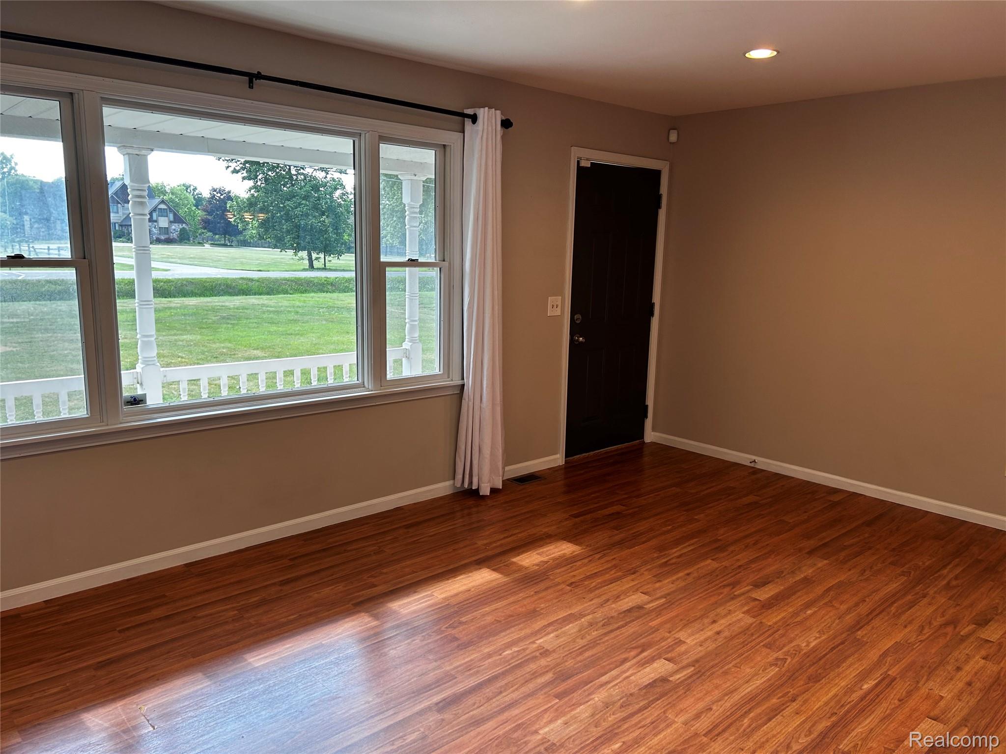 5440 Deland Road Flushing, MI 48433 - Photo 6 of 25 Living Room View