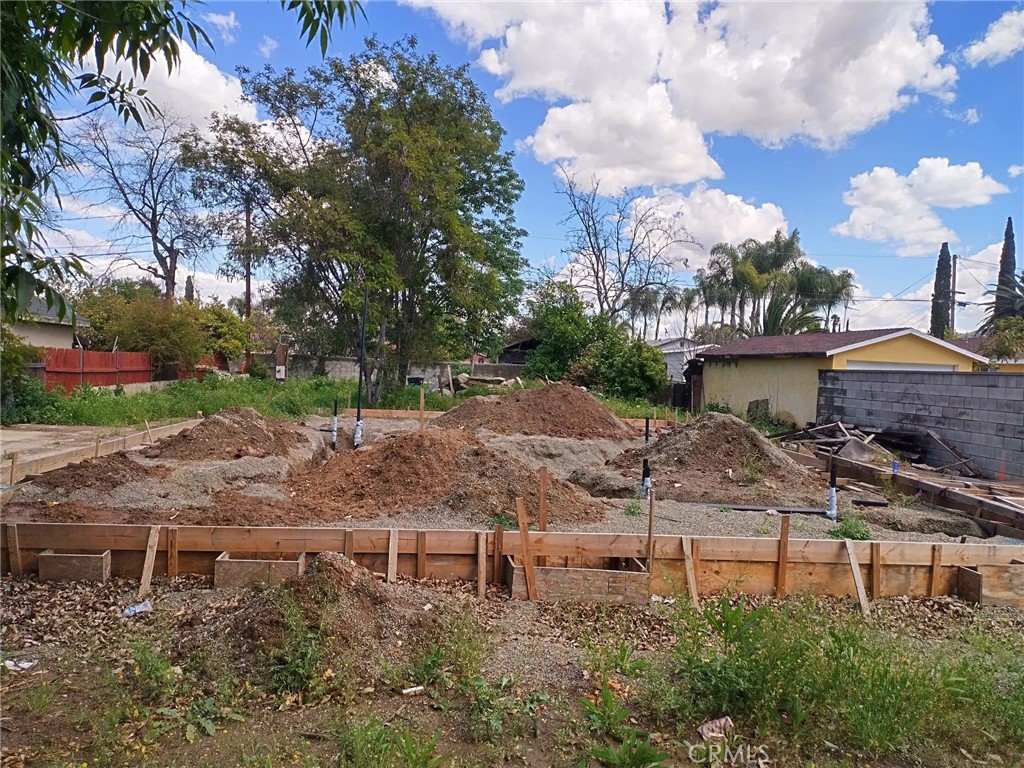 3957 South Neece Street Corona, CA 92879 - Photo 23 of 23 a view of a house with a yard