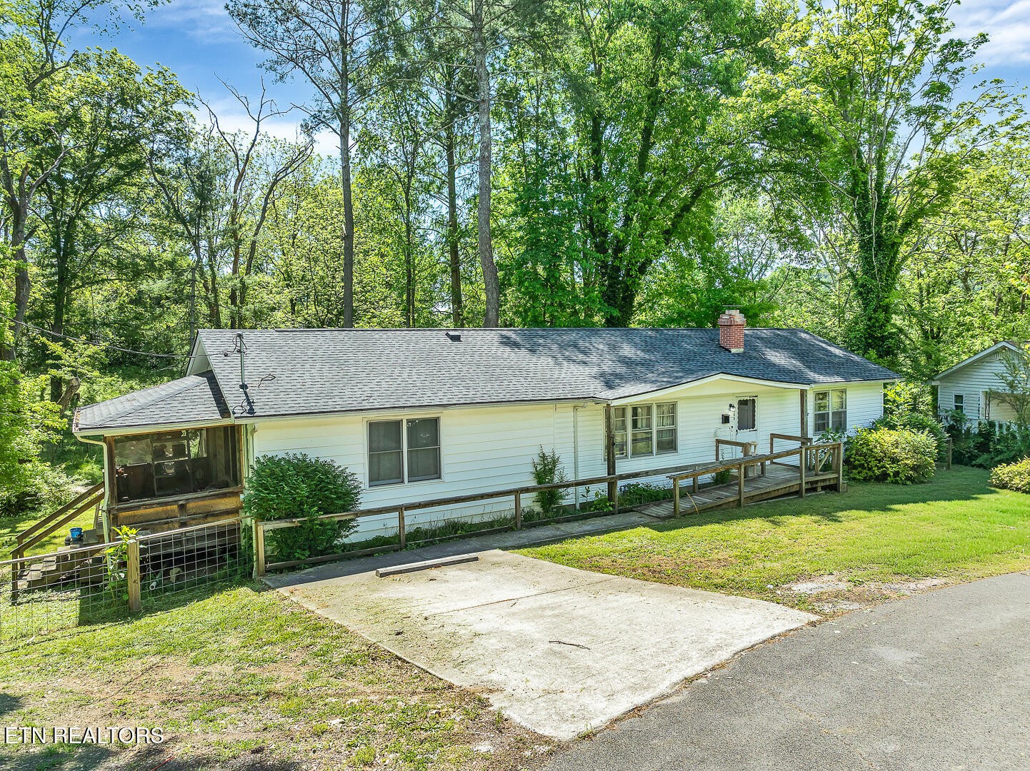 105 Rand Circle Oak Ridge, TN 37830 - Photo 3 of 37
