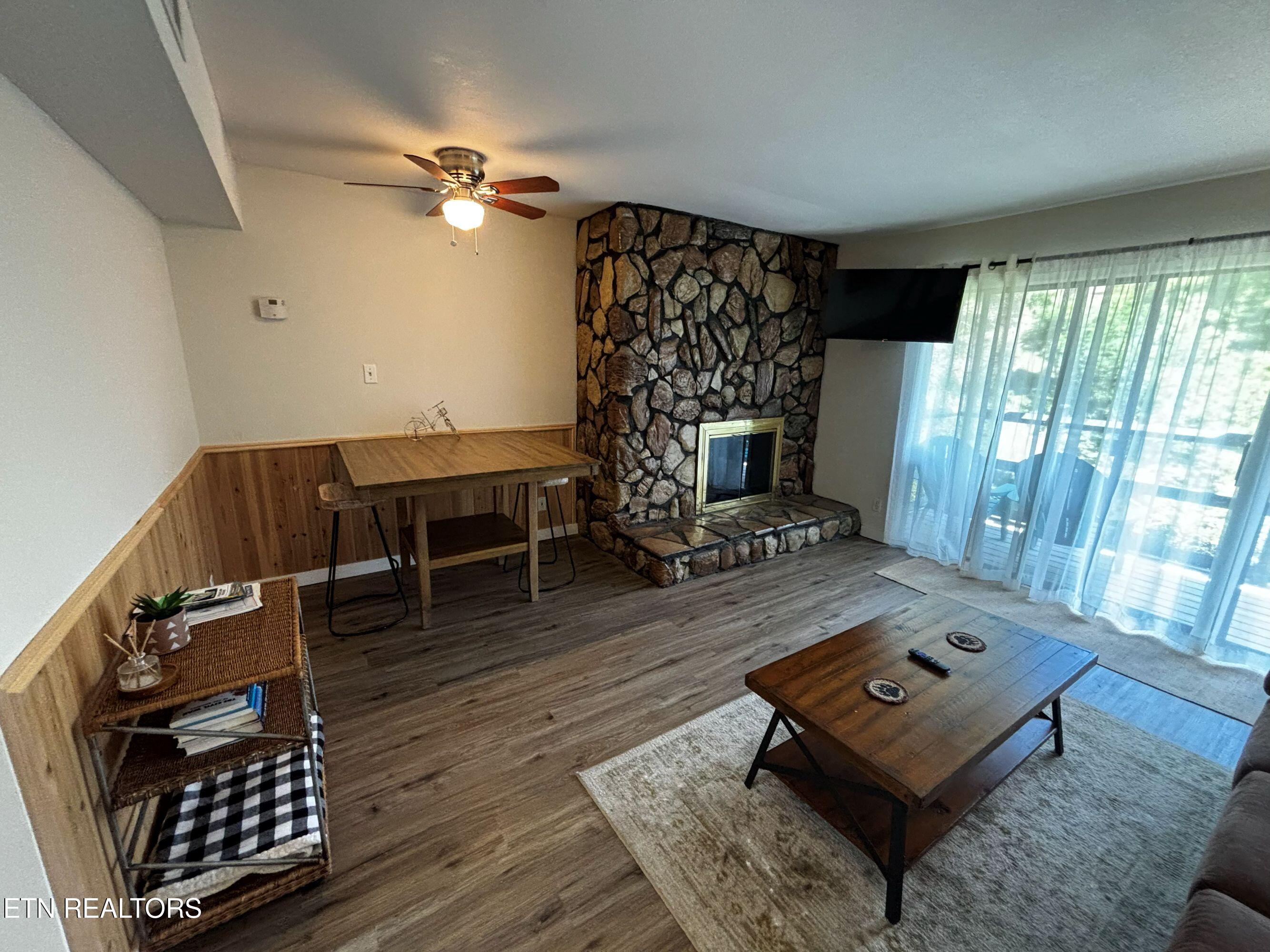 1081 Cove Road, Unit 512 Sevierville, TN 37876 - Photo 5 of 27 Liv Room 4