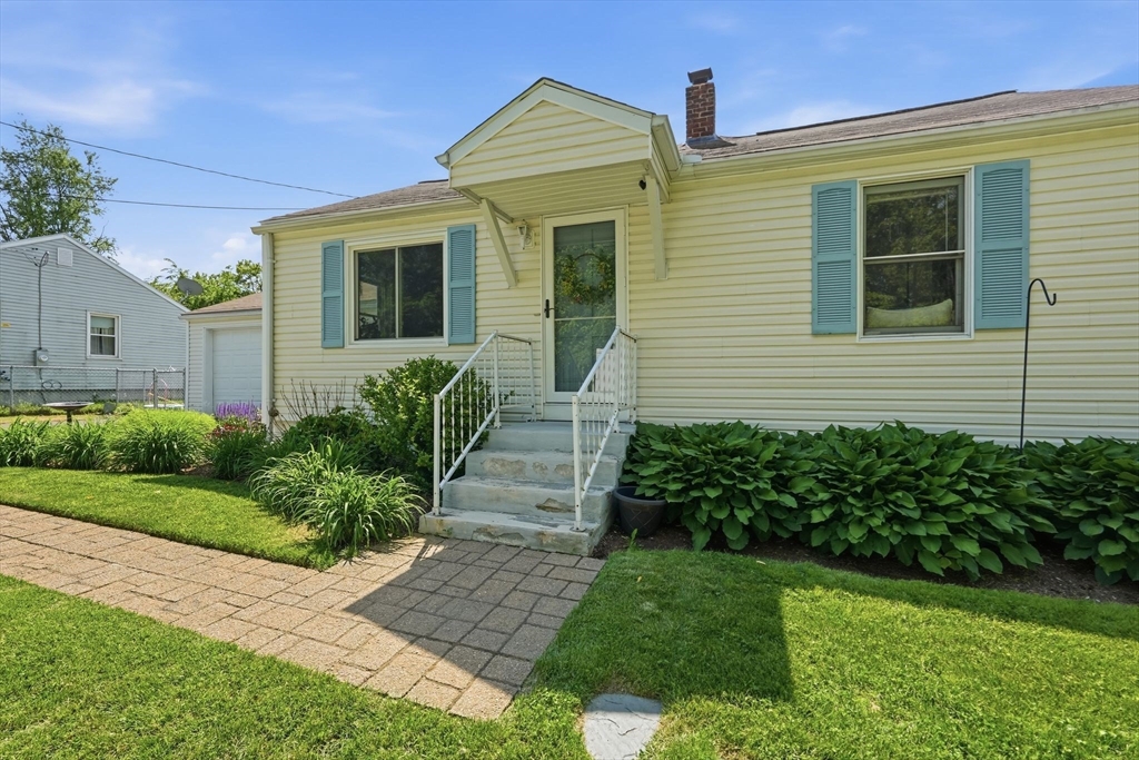 44 Harding Street Springfield, MA 01109 - Photo 8 of 35