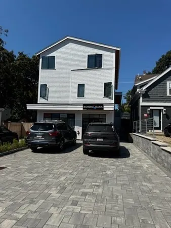 $3,100 | 201 Pleasant Street, Unit 2, Marblehead, MA 01945