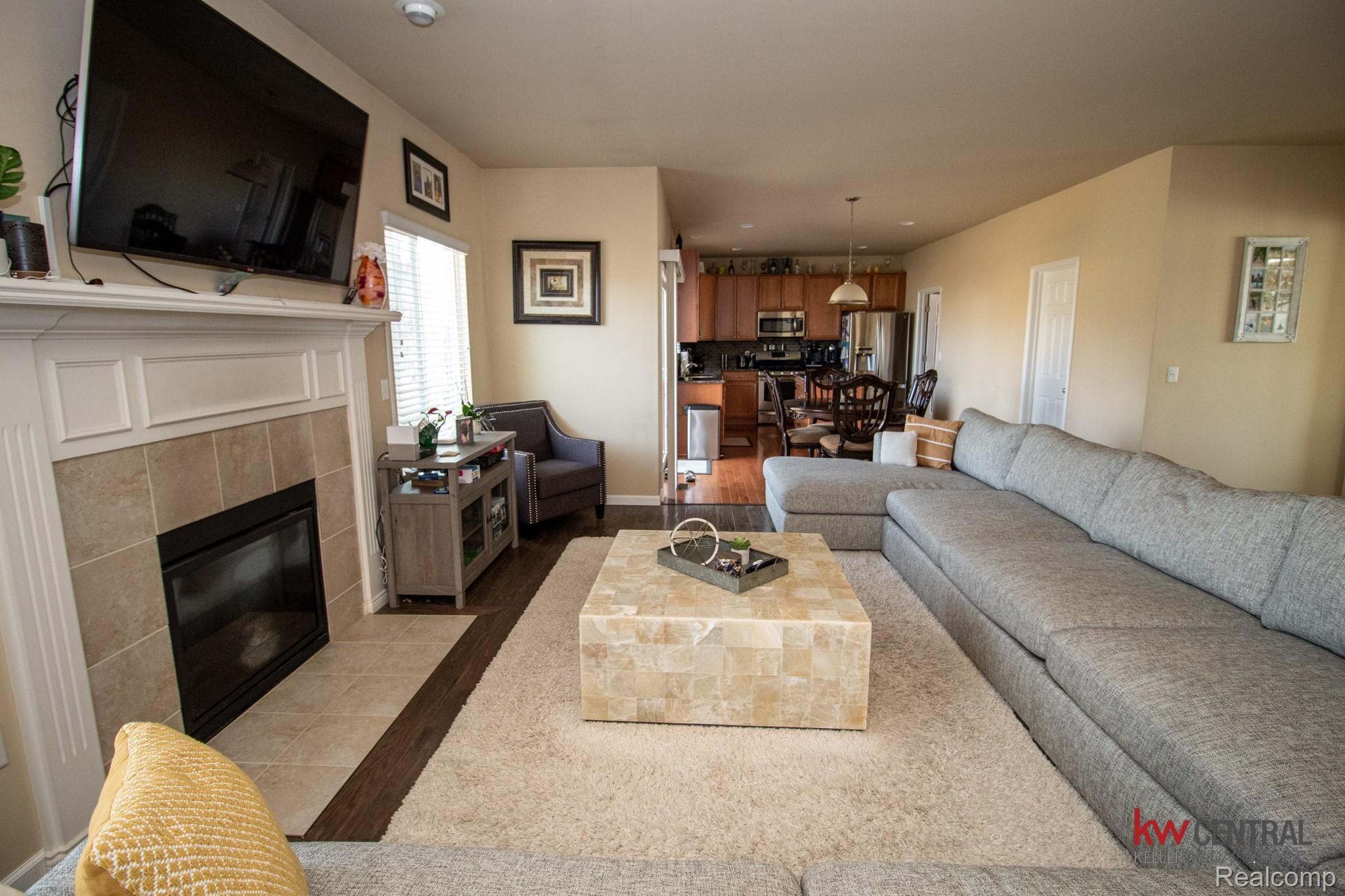 1590 Newstead Lane Rochester, MI 48309 - Photo 17 of 40 Family Room.jpg