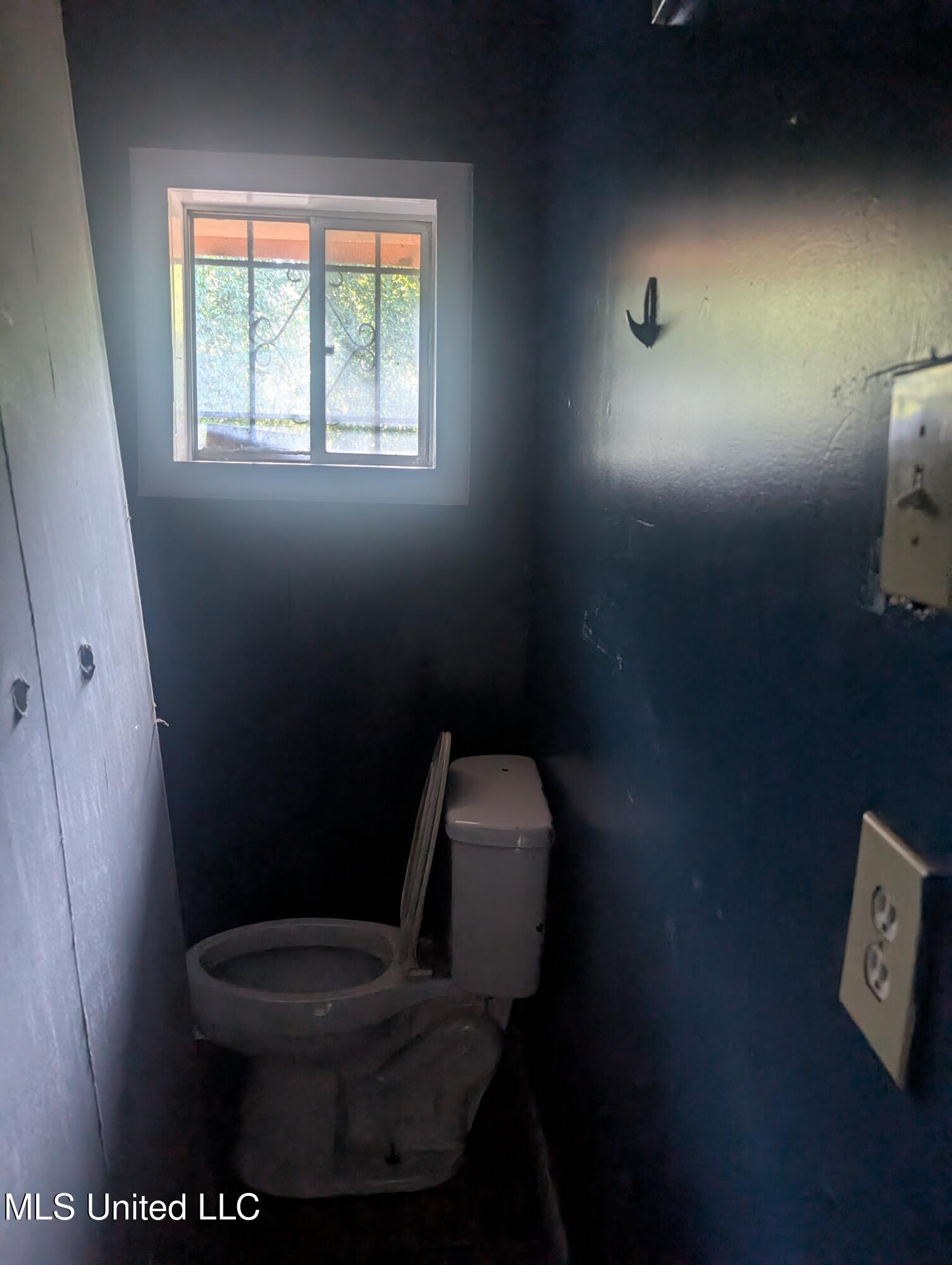 2331 Ludlow Avenue Jackson, MS 39213 - Photo 13 of 18 bathroom 2