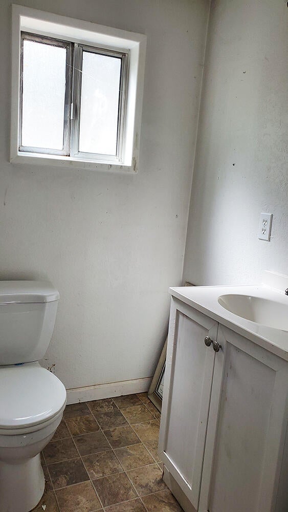 3801-3831 Almar Road Grants Pass, OR 97527 - Photo 31 of 38 3831 Almar 12 half bath