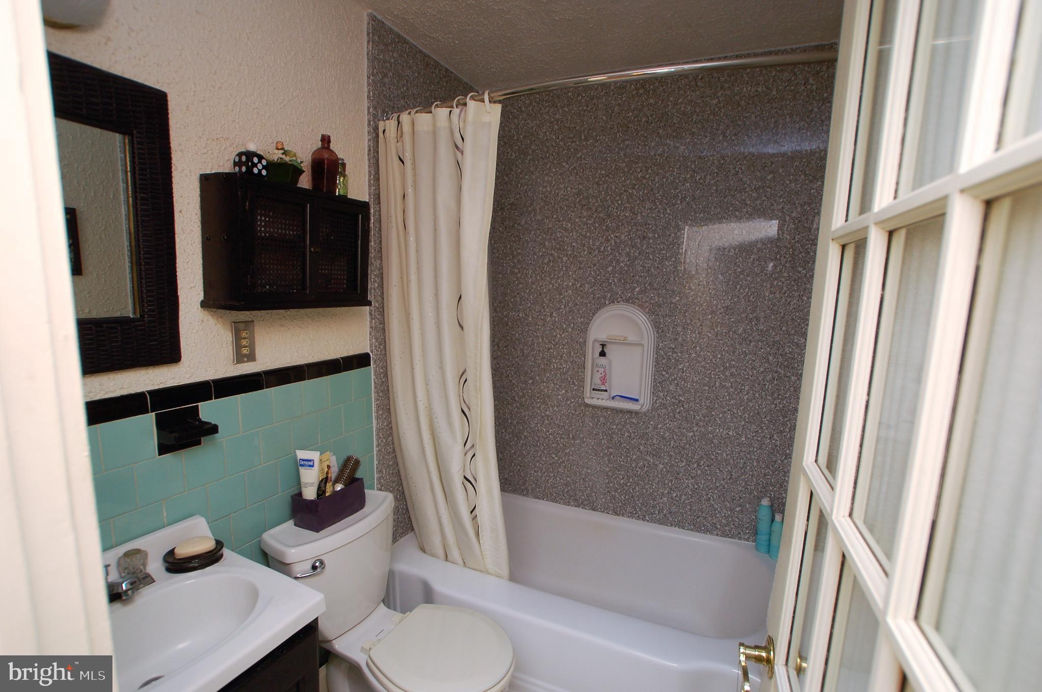 1005 Kingston Road Baltimore, MD 21208 - Photo 38 of 45 a bathroom with a bathtub and toilet
