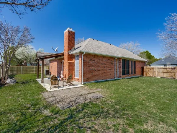 a view of a house with backyard porch and garden