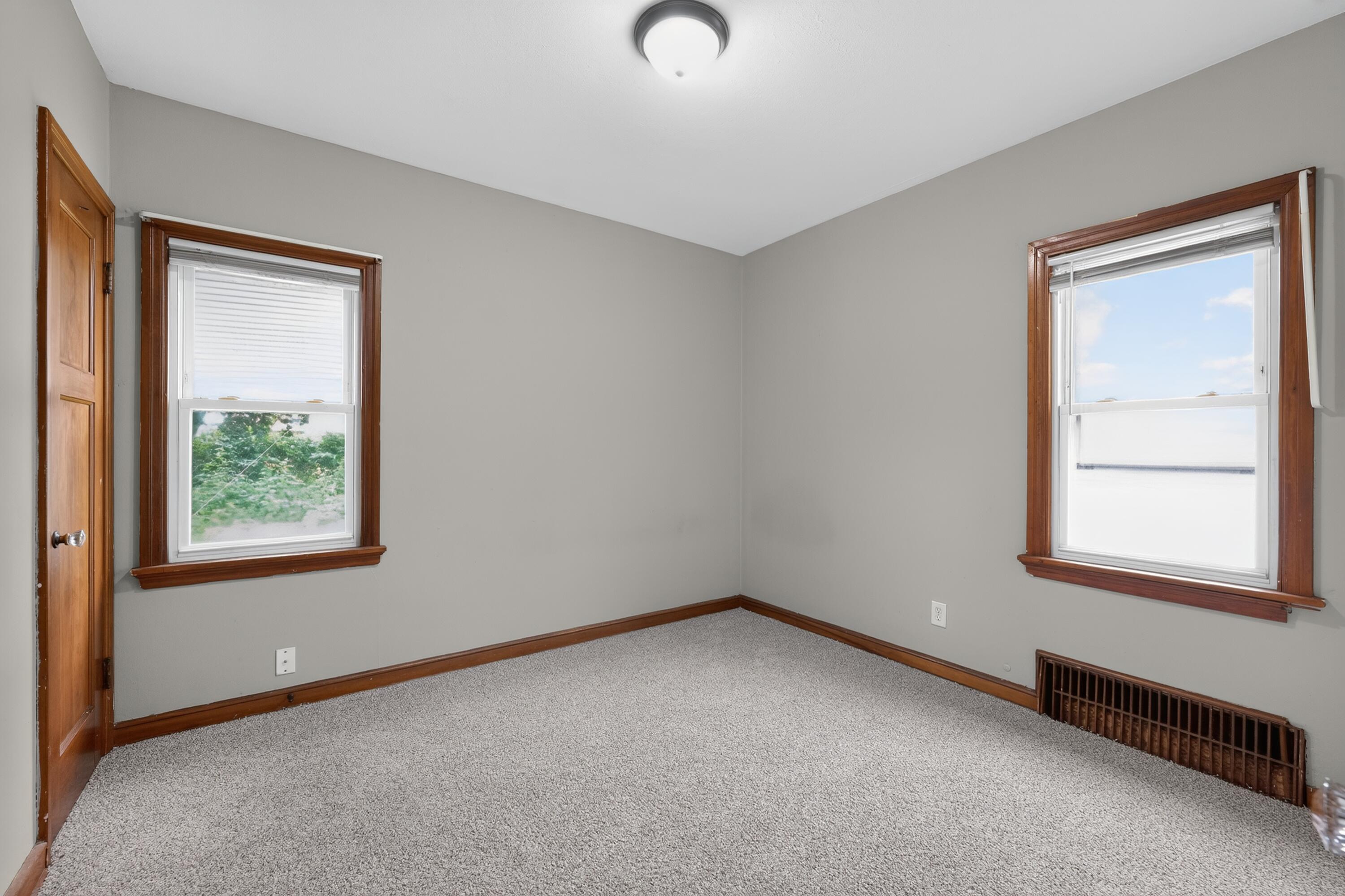 4109 North 39th Street Milwaukee, WI 53216 - Photo 14 of 37 17_4109_N_39th_St-Living_room-8722