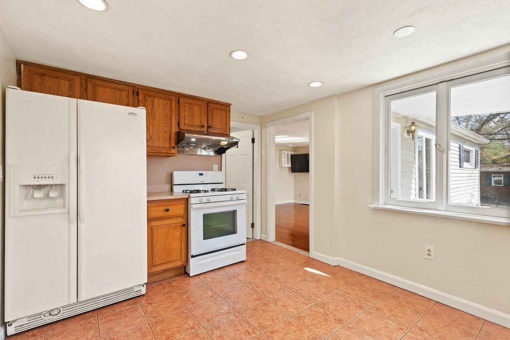 23 Burroughs Road North Reading, MA 01864 - Photo 8 of 25 Gallery Image 8