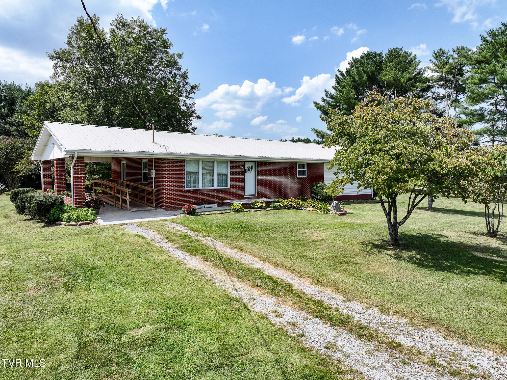 190 Golf Course Circle Greeneville, TN 37743 - Photo 1 of 40 DJI_20240829011918_0304_D
