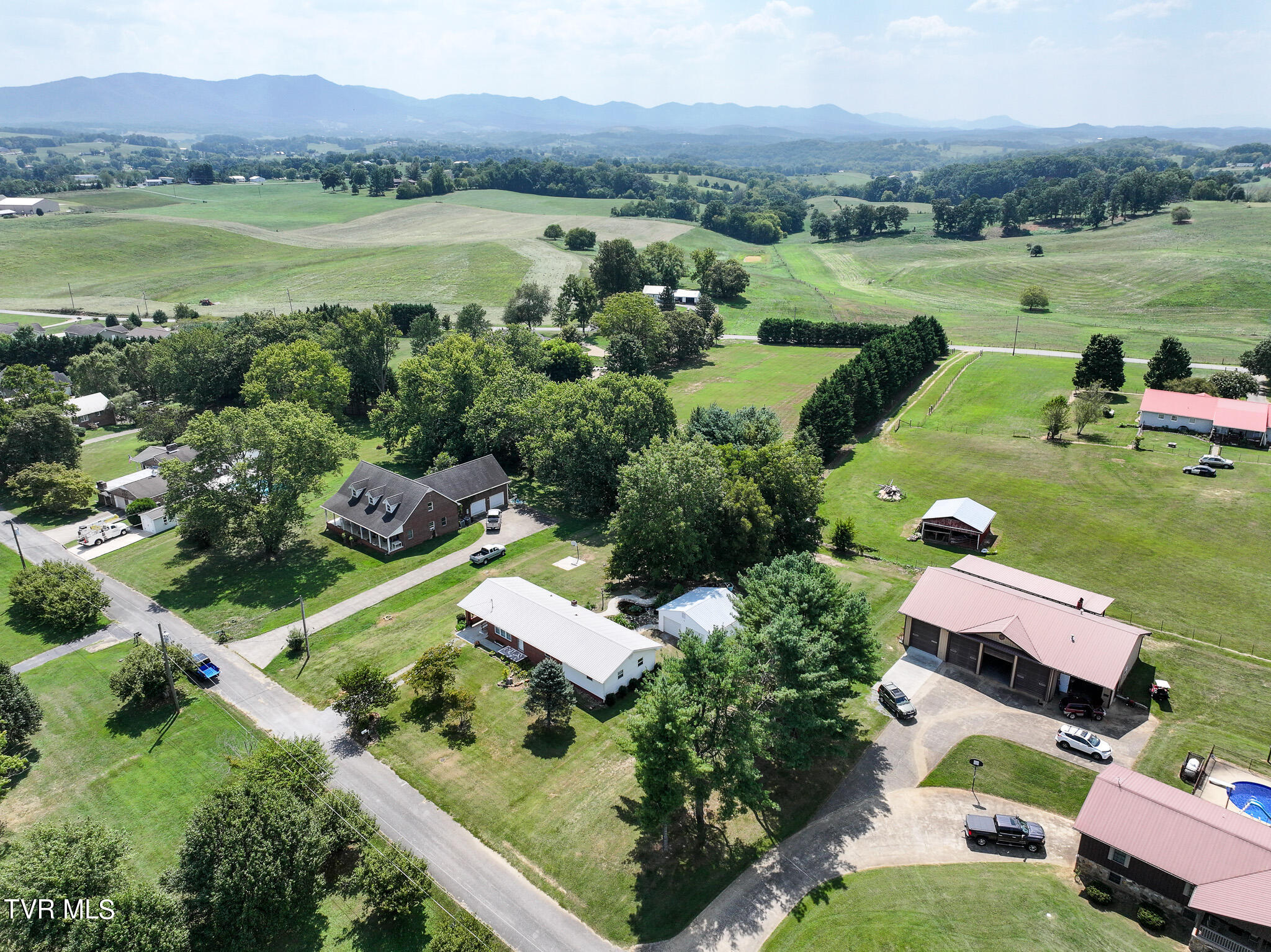 190 Golf Course Circle Greeneville, TN 37743 - Photo 4 of 40 DJI_20240829012956_0338_D