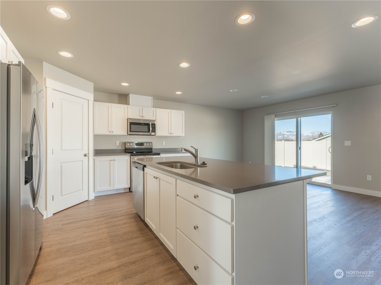 39 South Millbrook Loop East Wenatchee, WA 98802 - Photo 19 of 32 a kitchen with granite countertop white cabinets and stainless steel appliances