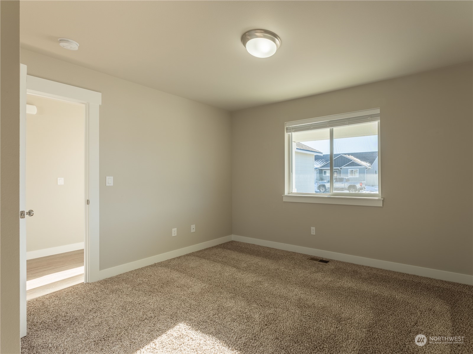 39 South Millbrook Loop East Wenatchee, WA 98802 - Photo 25 of 32 an empty room with windows