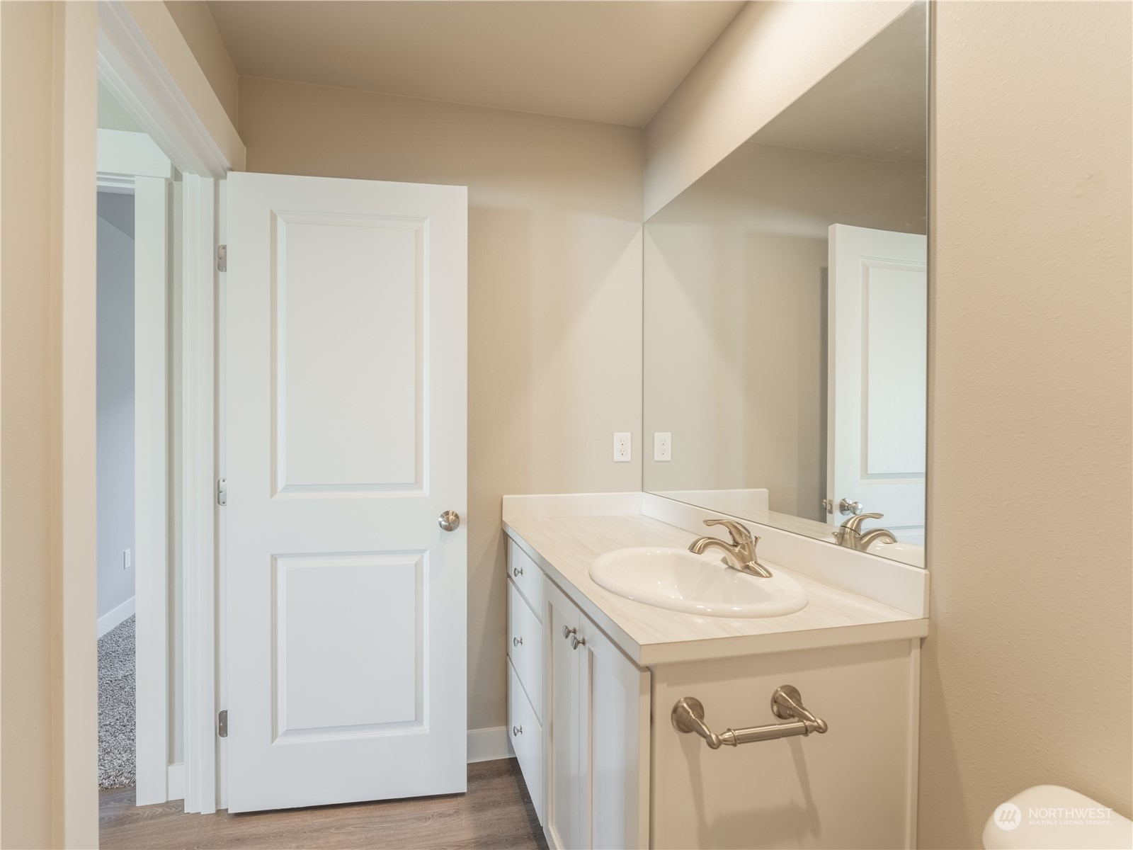 39 South Millbrook Loop East Wenatchee, WA 98802 - Photo 28 of 32 a bathroom with a sink a toilet and a mirror