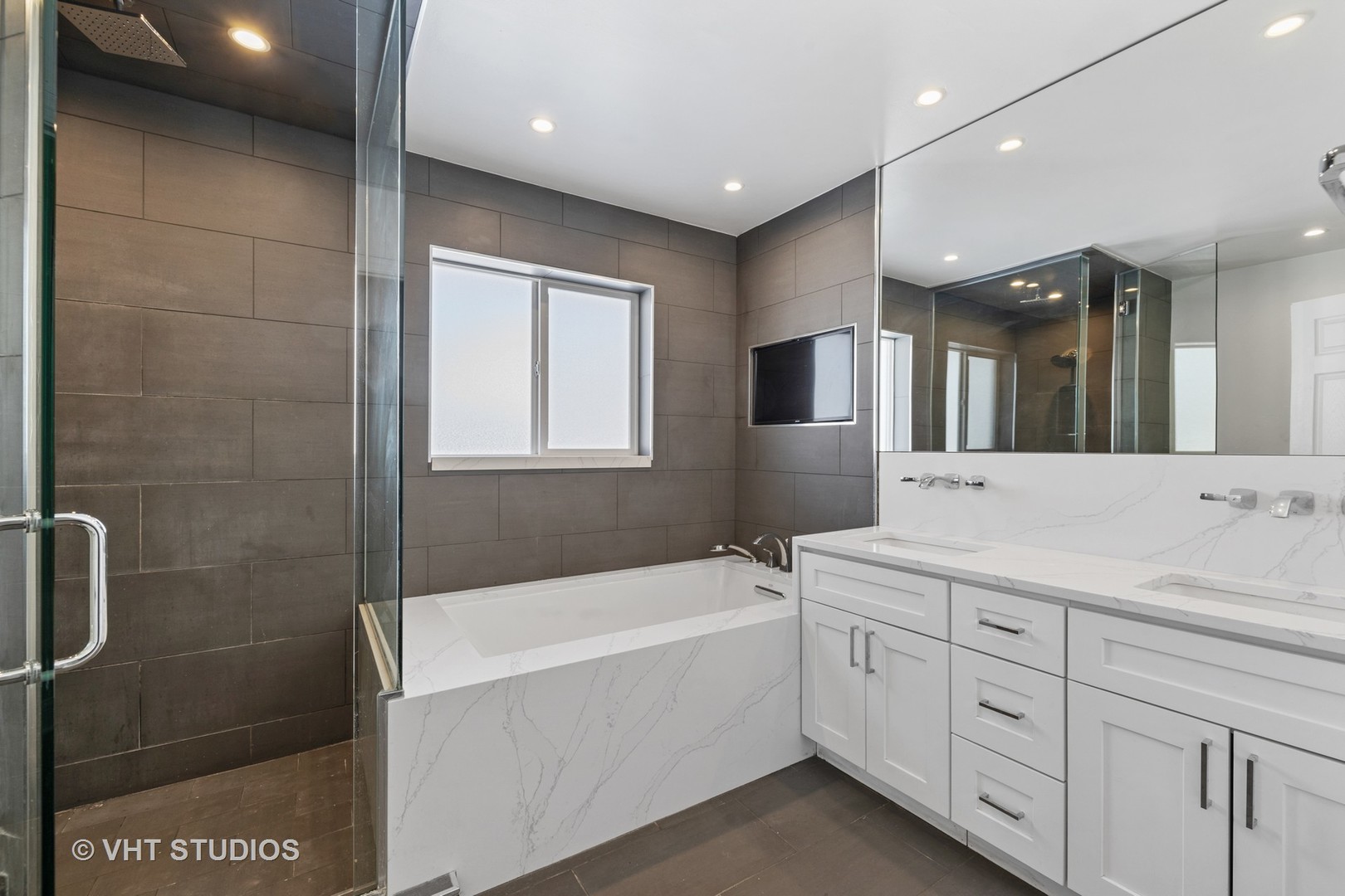 21-w064 Shelley Drive Itasca, IL 60143 - Photo 14 of 24 a bathroom with a tub a sink and mirror