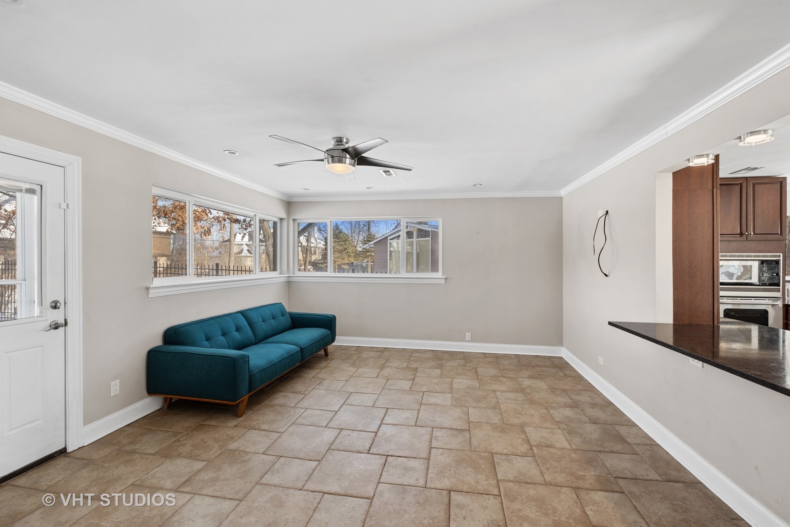 21-w064 Shelley Drive Itasca, IL 60143 - Photo 10 of 24 a living room with furniture and a window