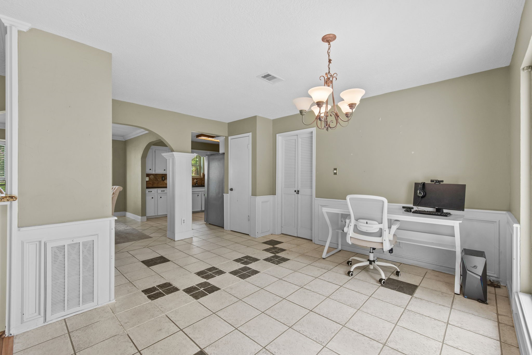 5507 Glenmere Lane Spring, TX 77379 - Photo 13 of 37 a view of a livingroom with a lounge chair and painted walls