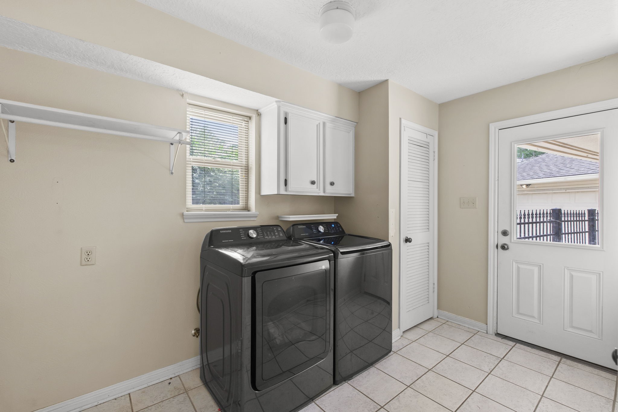 5507 Glenmere Lane Spring, TX 77379 - Photo 31 of 37 a kitchen with a stove a sink and a refrigerator
