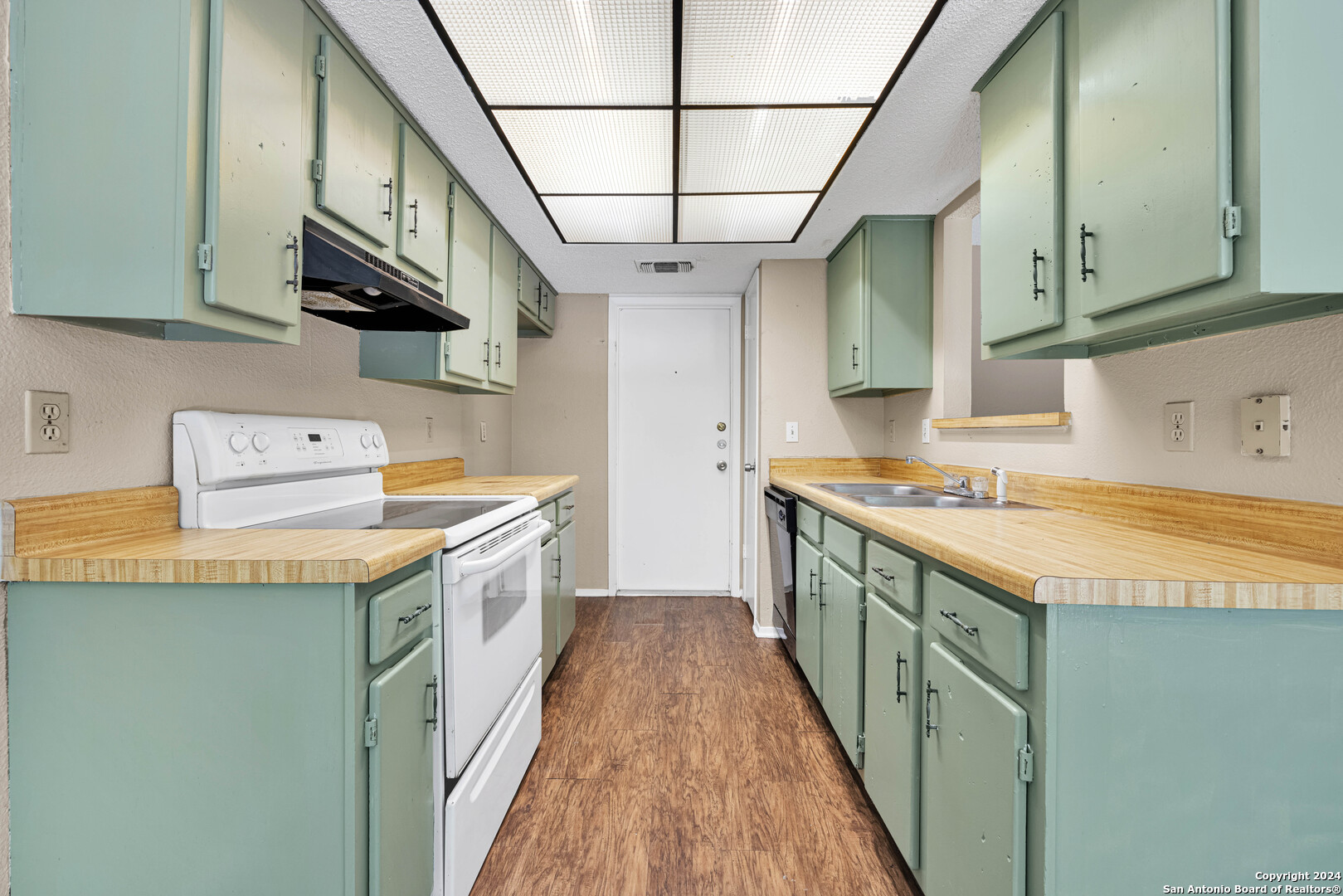 6427 Ridge Pl Street San Antonio, TX 78250 - Photo 4 of 14 a kitchen with stainless steel appliances granite countertop a lot of counter space and wooden floors