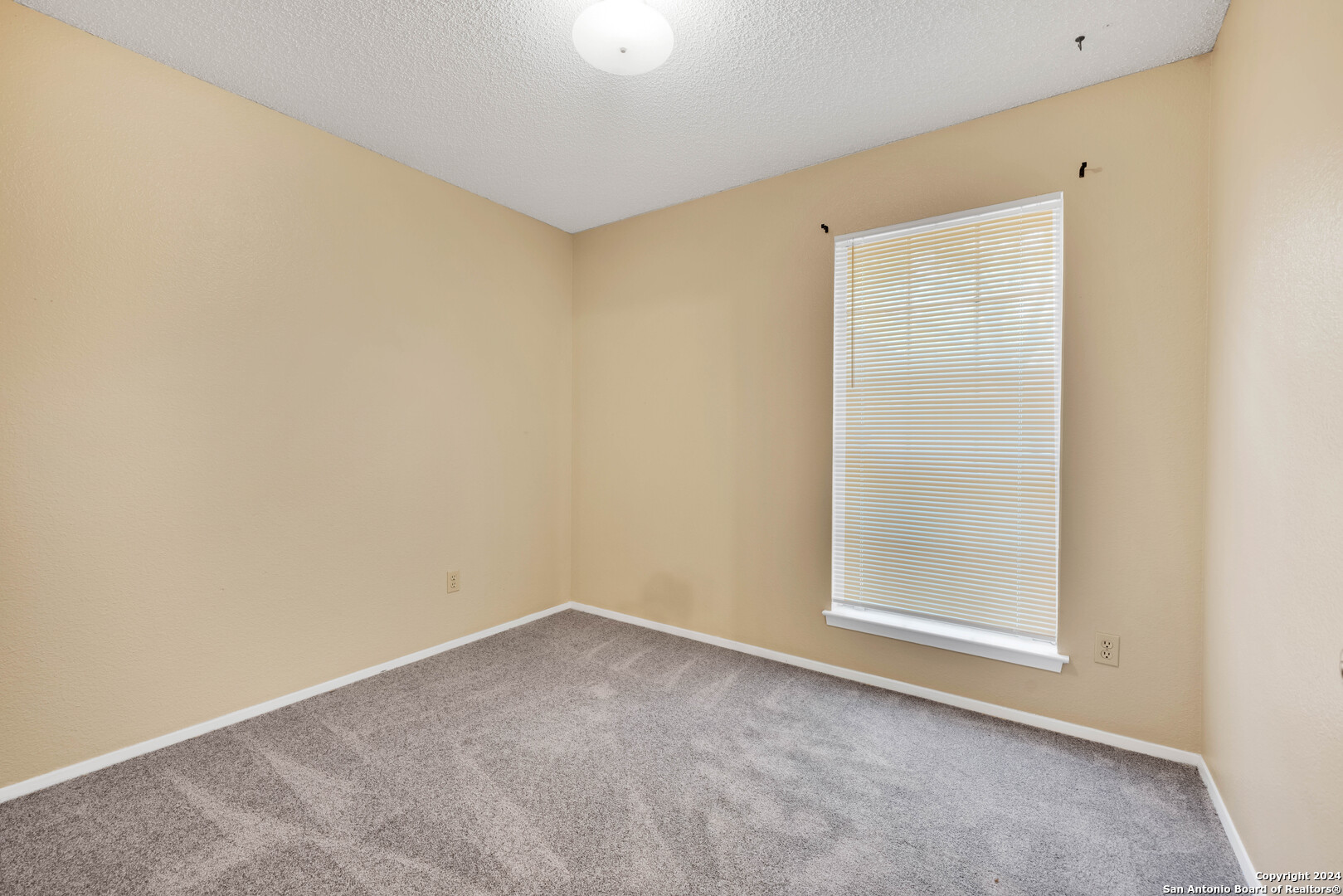 6427 Ridge Pl Street San Antonio, TX 78250 - Photo 6 of 14 an empty room with windows