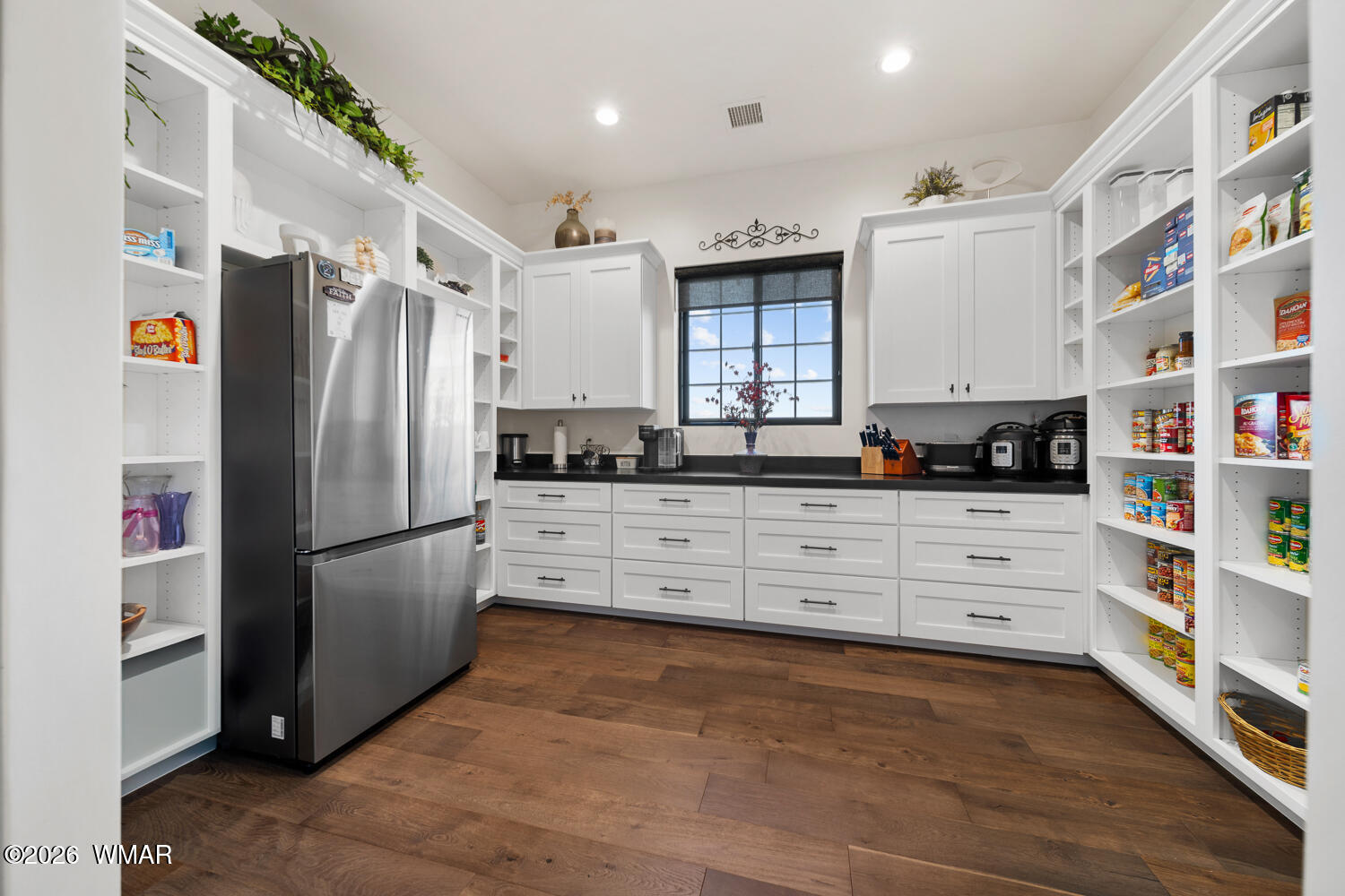 512 Fieldy Road Show Low, AZ 85901 - Photo 51 of 128 Well Designed Butler's Pantry