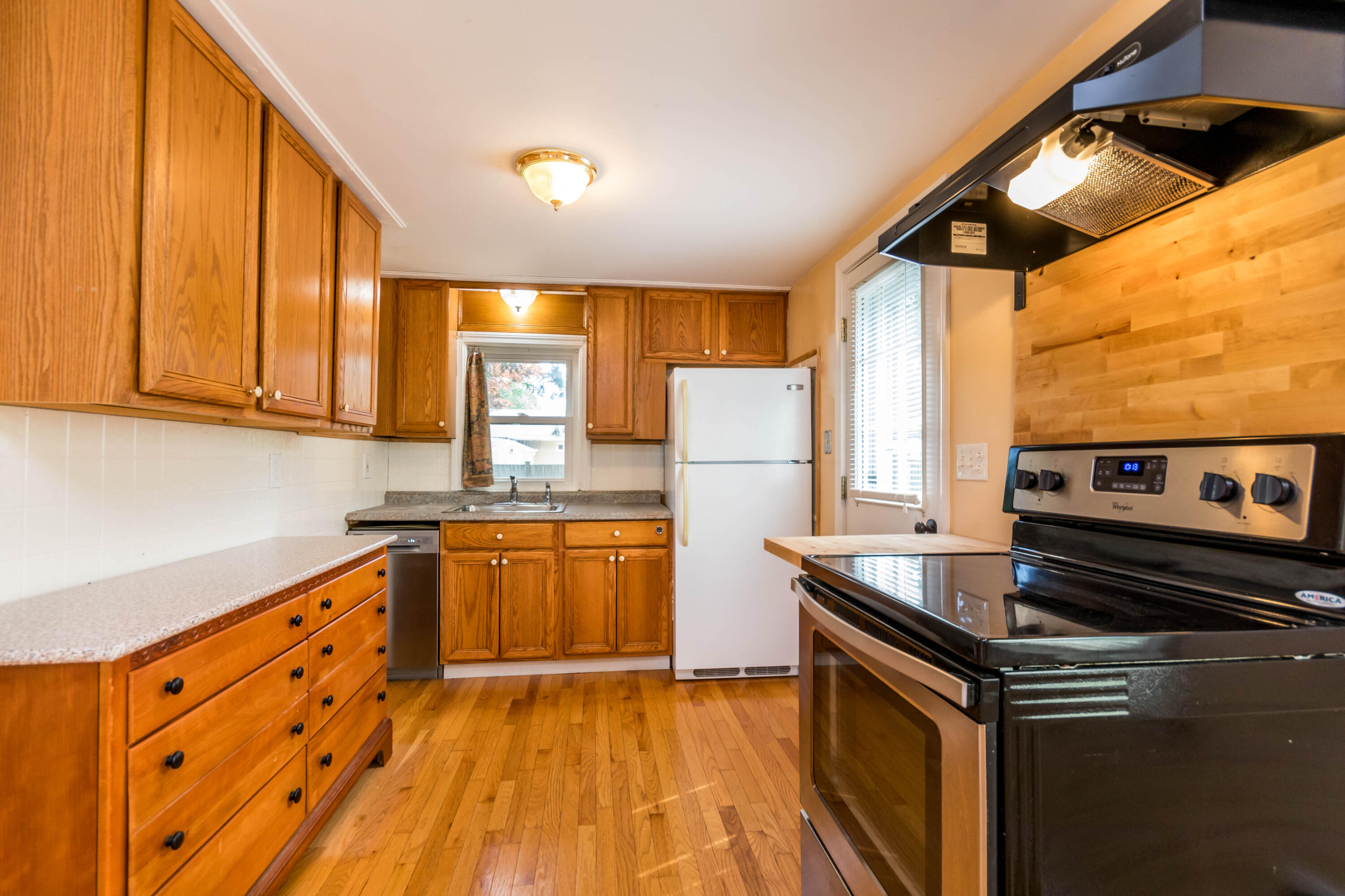 19 Monack Road Wareham, MA 02532 - Photo 9 of 24 a kitchen that has a sink and a stove