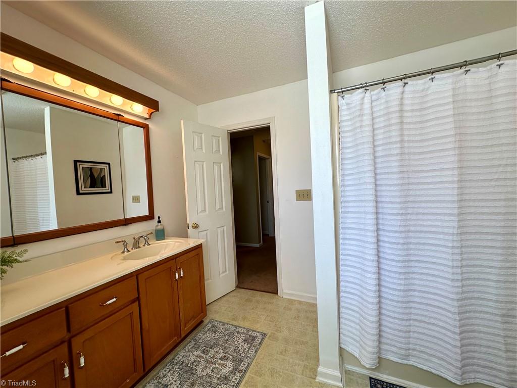 3501 River Ridge Road Pfafftown, NC 27040 - Photo 28 of 50 Bath 2 upper