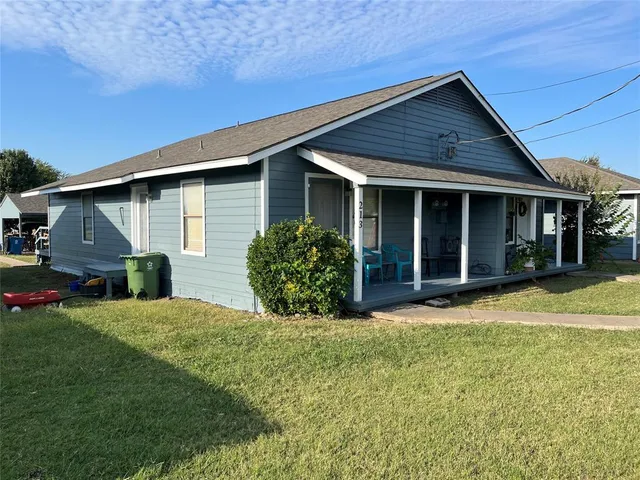 a view of a house with a yard