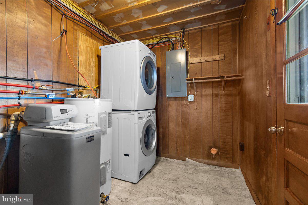 208 Ewingtown Road Church Hill, MD 21623 - Photo 35 of 62 a utility room with dryer and washer