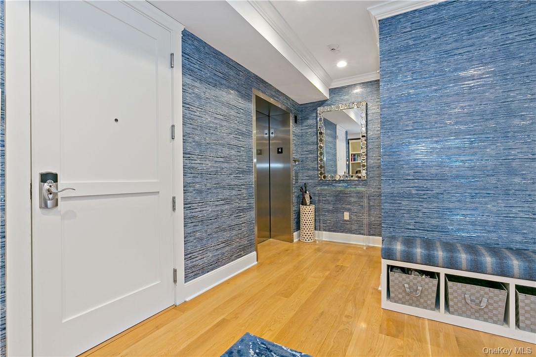 45 Hudson View Way Tarrytown, NY 10591 - Photo 4 of 26 a bathroom with a bathtub