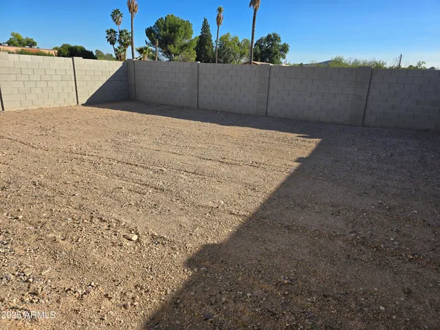 a view of a backyard