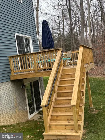 a view of a house with backyard and deck