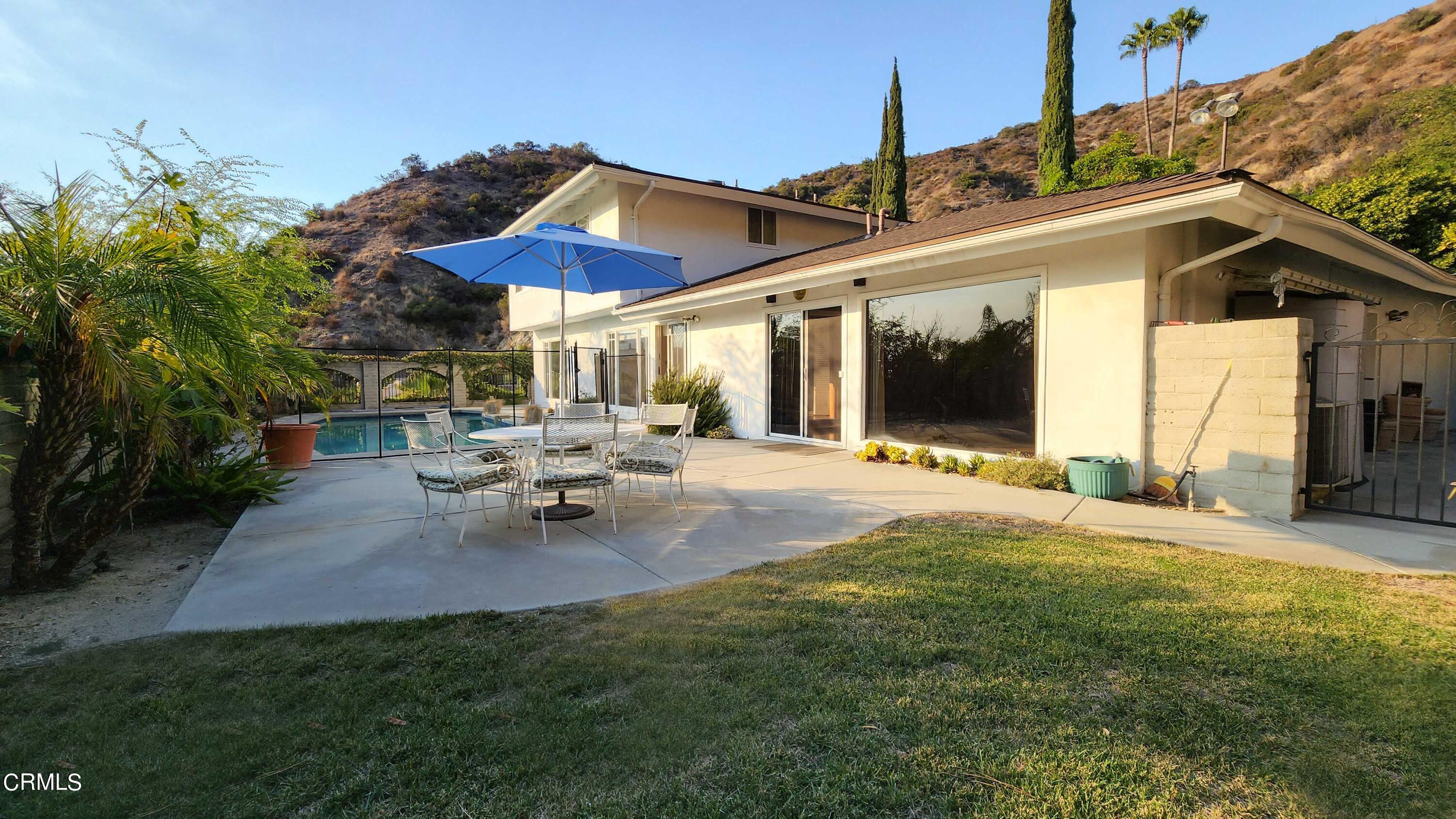 1980 Crestshire Drive Glendale, CA 91208 - Photo 23 of 27 a backyard of a house with table and chairs