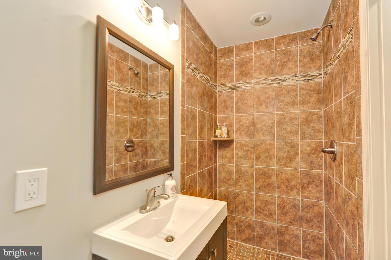 3189 Apple Road Northeast, Unit 8 Washington, DC 20018 - Photo 26 of 30 Bath