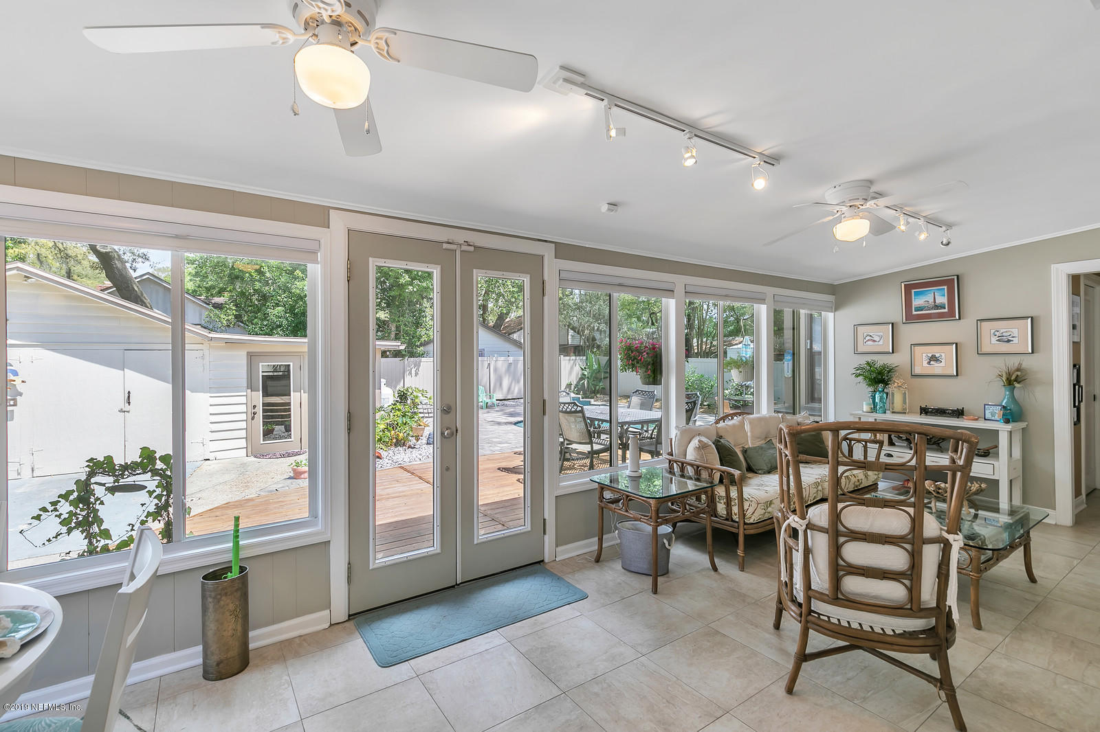 1425 Nicholson Road Jacksonville, FL 32207 - Photo 18 of 45 a living room with furniture and a large window