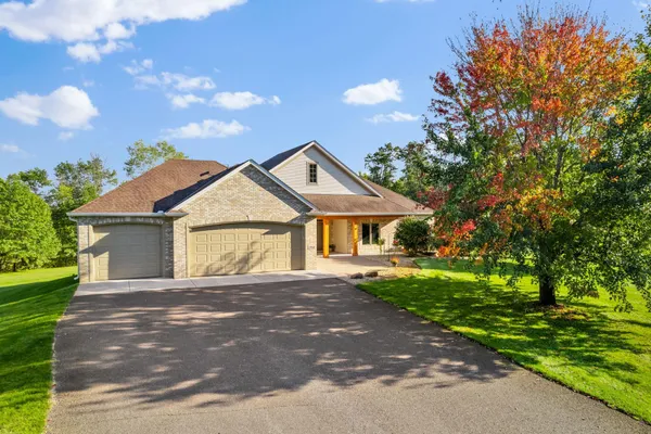 $879,900 | 39541 Eastwood Avenue, North Branch, MN 55056
