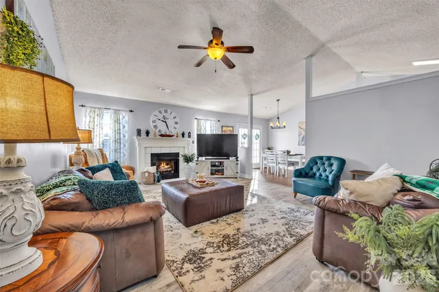 $314,900 | 1959 8th Street Southeast, Hickory, NC 28602