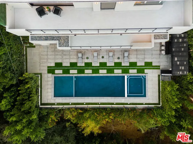 a view of a back yard